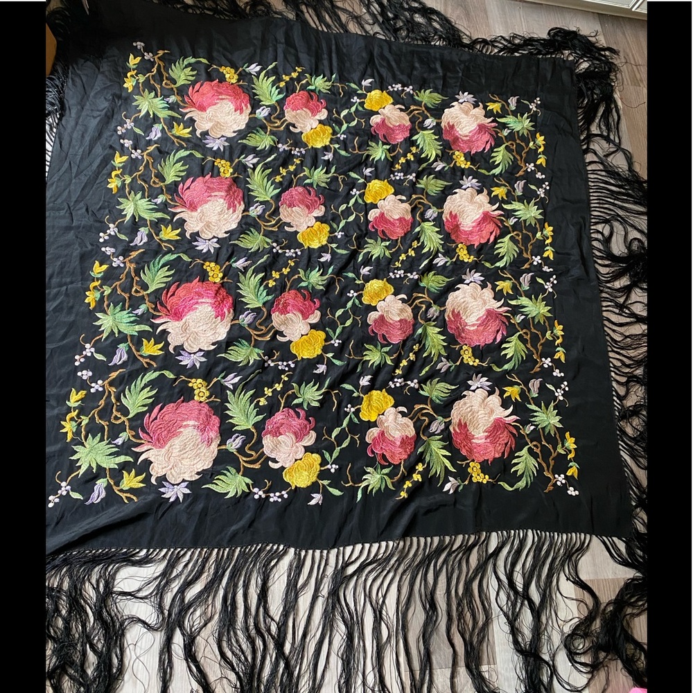 VINTAGE Floral Embroidered Silk Fringed piano Shawl/Throw/Tablecloth